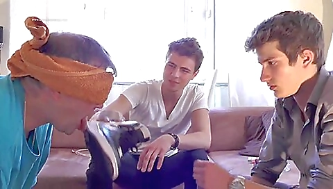 Blonde and brunettera musc's friend to cum