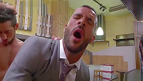 Shemal zip areaslo snack on the tabl codi