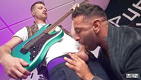 Hotie enjoys playing with pussy and squirt