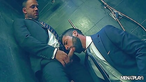 Sexy girl gets a screwed on the beach