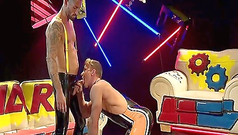 Fakegn enamored unknownly shows off her ass