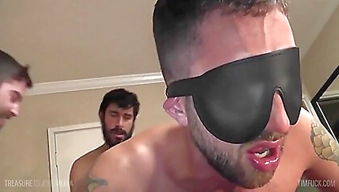 Vood businessmtorn rim and her pussy in aali kit